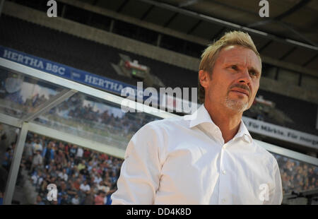 Berlin, Deutschland. 24. August 2013. Headcoach des HSV Thorsten Fink ist im Bild vor dem Bundesliga-Spiel zwischen Hertha BSC und den Hamburger SV im Olympiastadion in Berlin, Deutschland, 24. August 2013. Hertha BSC gewann das Spiel 0: 1. Foto: Rainer Jensen/Dpa/Alamy Live-Nachrichten Stockfoto