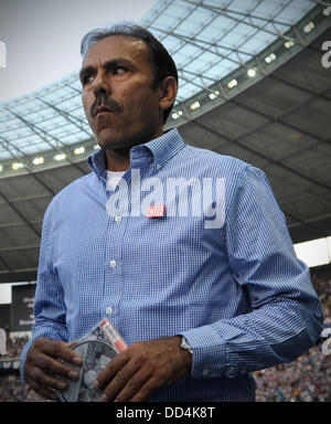 Berlin, Deutschland. 24. August 2013. Herthas Trainer Jos Luhukay vor der Bundesliga abgebildet ist Kopf match zwischen Hertha BSC und den Hamburger SV im Olympiastadion in Berlin, Deutschland, 24. August 2013. Hertha BSC gewann das Spiel 0: 1. Foto: Rainer Jensen/Dpa/Alamy Live-Nachrichten Stockfoto