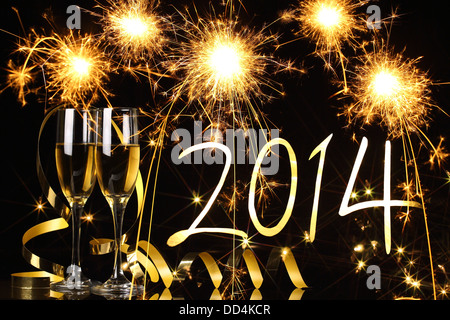 Gläser mit Champagner gegen Feuerwerk, neue year2014 Stockfoto