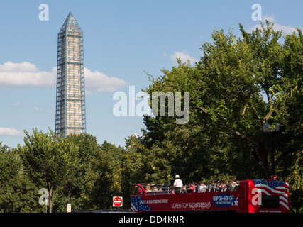 Open Top-Sightseeing-Tour-Bus vor Washington Monument (derzeit im Gerüstbau), Washington DC, USA Stockfoto