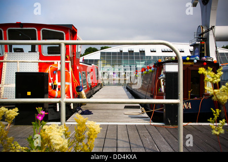 Kanal Narrowboats in Falkirk Wheel Becken festgemacht Stockfoto