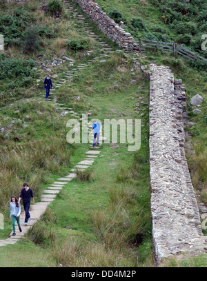 Besucher zu Fuß, entlang der Hadrianswall in der Nähe von Hexham, Northumberland, England Stockfoto