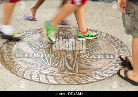 Touristen, die zu Fuß über Dichtung in World War II Memorial in Washington DC, USA Stockfoto