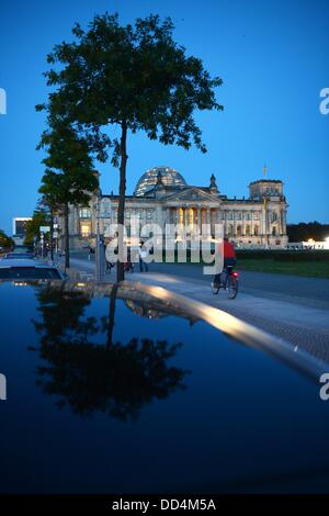 Der Reichstag ist am Platz der Republik in Berlin während der blauen Stunde am Abend des 16. August 2013, Deutschland abgebildet. Foto: Jens Kalaene Stockfoto