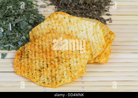 Gebackene Kartoffelchips mit mediterranen Kräutern Stockfoto