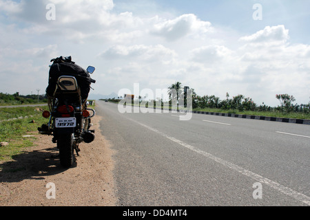 Cruiser-Fahrrad auf indische Autobahn Stockfoto