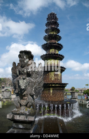 einige Wasser Artefakte und Statue im Wasser Palast von Tirtagangga in Bali, Indonesien Stockfoto