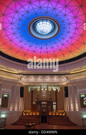 Wechselnden Farben der City Hall Auditorium Kuppel, Brisbane, Queensland Stockfoto