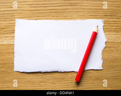Blatt weißes Papier auf Holz Hintergrund isoliert Stockfoto