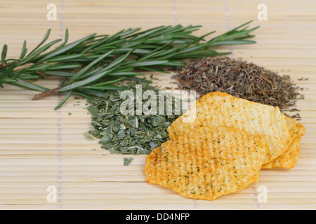 Gebackene Kartoffelchips mit mediterranen Kräutern Stockfoto