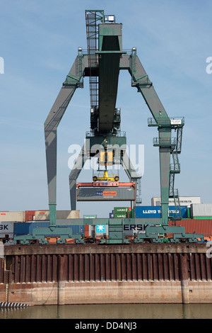 Container-terminal neben dem Fluss Rhein in Deutschland Stockfoto