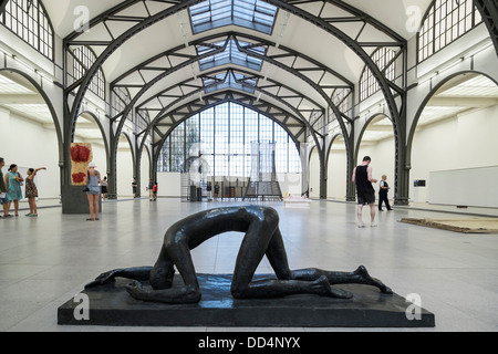 Skulpturen im Körper Druck Ausstellung im Hamburger Bahnhof Museum für Kunst in Berlin Deutschland Stockfoto