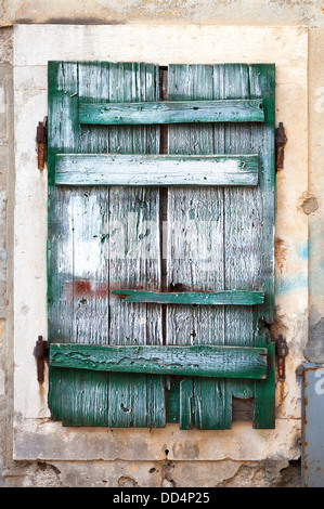 Alte Fenstervorhänge grüne hölzerne. Foto Hintergrundtextur Stockfoto