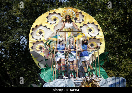 London, UK. 26. August 2013. Teilnehmer, die Teilnahme an der Notting Hill Carnival 2013 Kredit: Sebastian Remme/Alamy Live News Stockfoto