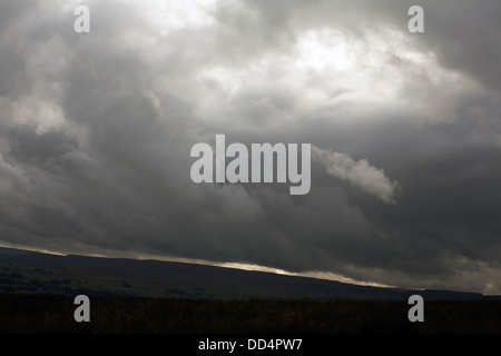 Gewitterwolken übergehen Wensleydale an einem Herbstabend aus in der Nähe von Bolton Castle Yorkshire Dales England Stockfoto