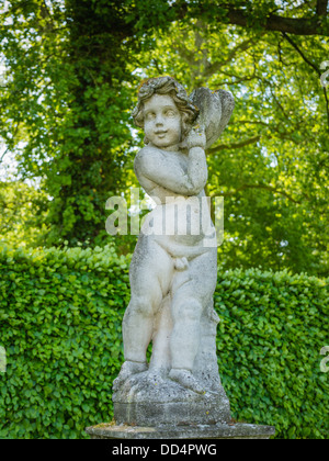 Cherub in den Gärten des mittelalterlichen niederländischen Schloss de Haar in der Provinz Utrecht Stockfoto