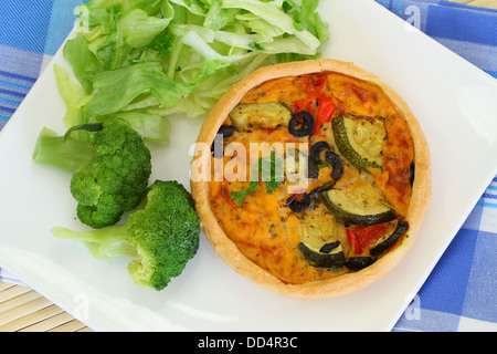 Vegetarische Quiche mit Salat Stockfoto