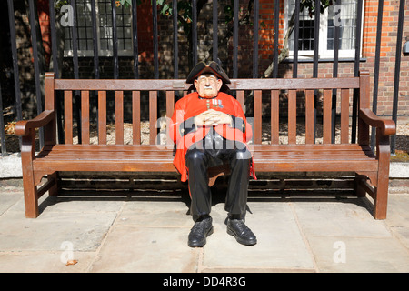 Statue von Chelsea Rentner sitzt außerhalb des Royal Hospital in Chelsea, London Stockfoto