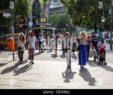 Shopper in der Sommersonne in den Varietes, Kurfürstendamm Bereich - Berlin Stockfoto