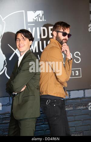 Brooklyn, New York, USA. 25. August 2013. Musikern Ezra Koenig (L) und Christopher Tomson der Band Vampire Weekend kommen auf dem roten Teppich für die MTV Video Music Awards im Barclays Center in Brooklyn, New York, USA, 25. August 2013. Foto: Hubert Boesl/Dpa/Alamy Live News Stockfoto