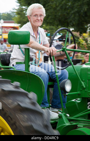 Oldtimer-Traktor (1941 John Deere) an der Indiana State Fair, Indianapolis, Indiana, USA Stockfoto