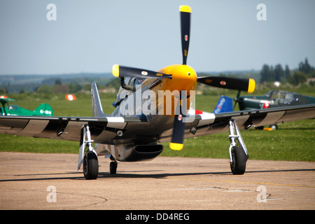 P51 uns WW11 Kämpfer auf dem Display an Duxford Classic Wings Air anzeigen Stockfoto