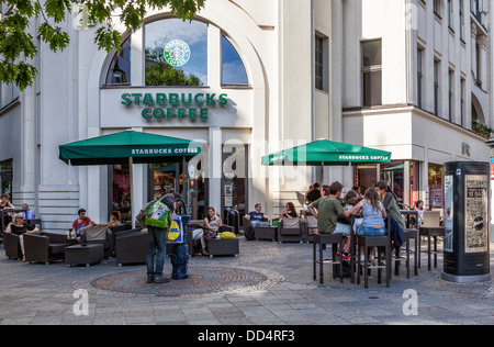 Menschen trinken Kaffee außerhalb Starbucks Coffe-Shop - Ku'Damm, Berlin Stockfoto