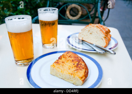 Spanische Vorspeise: Kartoffel-Tortilla und zwei Gläser Bier. Madrid, Spanien. Stockfoto