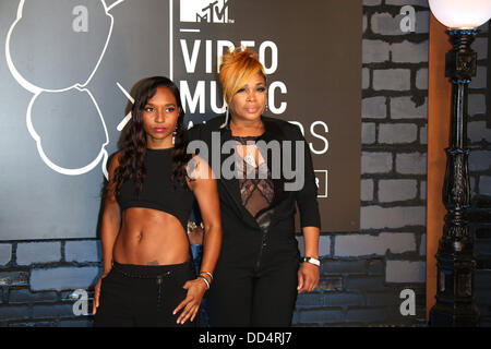 Brooklyn, New York, USA. 25. August 2013. US-Musiker Rozonda "Chilli" Thomas (L) und Tionne ' t-Boz "Watkins, die überlebenden Mitglieder der Band TLC, kommen für die MTV Video Music Awards im Barclays Center in Brooklyn, New York, USA, 25. August 2013. Foto: Hubert Boesl/Dpa/Alamy Live News Stockfoto