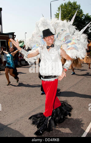 London, UK. 26. August 2013. Darsteller tanzen entlang der Route der Notting Hill Carnival. Bildnachweis: Pete Maclaine/Alamy Live-Nachrichten Stockfoto