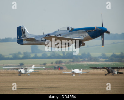 P51 uns WW11 Kämpfer auf dem Display an Duxford Classic Wings Air anzeigen Stockfoto