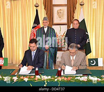 ISLAMABAD / PAKISTAN . Prime minister Mian Muhammad Nawaz Sharif und Afganistan Präsident Hamid Karazi Adressierung Joing Pressekonferenz auf Premierminister Haus und Pioror, politische halten Vortrag am 26 august 2013 Handout von Pakistan Informtion DepartmentCredit: PID/Deanpictures/Alamy Live News Stockfoto