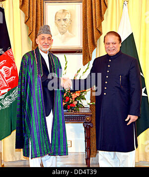 ISLAMABAD / PAKISTAN . Prime minister Mian Muhammad Nawaz Sharif und Afganistan Präsident Hamid Karazi Adressierung Joing Pressekonferenz auf Premierminister Haus und Pioror, politische halten Vortrag am 26 august 2013 Handout von Pakistan Informtion DepartmentCredit: PID/Deanpictures/Alamy Live News Stockfoto