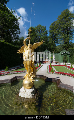 Goldene Statue in Linderhof Park, Bayern, Deutschland. Stockfoto