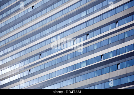 moderne Fassade mit diagonalen Linien reflektieren Himmel Stockfoto