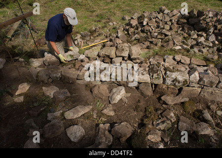 Wallers aus der South West England trockenen Stein Mauerwerk Association (SWEDSWA) zeigen trockene Stein Wallers in Priddy, Somerset. Im Vereinigten Königreich gibt es mehr als 150.000 Meilen der Mauer in einem schlechten Zustand. Die Mitglieder des SWEDSWA versuchen, ihren Beitrag zum Wiederaufbau einige von denen im Süden Englands zu tun. Stockfoto