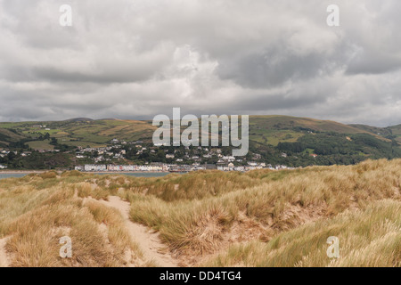 Aberdovey Dorf am Meer, eingebettet in der Nordbank des Flusses Dyfi in Snowdonia-Nationalpark Vordergrund Sandbänke von Ynyalas Stockfoto