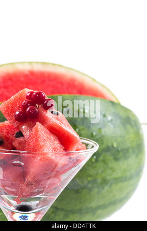 Scheiben von Reife Wassermelone in einem Glas auf weißem Hintergrund Stockfoto