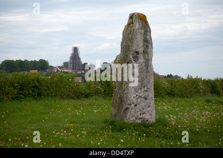 Stehenden Stein Hintergrund "Les Pierres Jumelles' mit Mont Saint Eloi Abbey in Nord passe-de-Calais, Frankreich Stockfoto