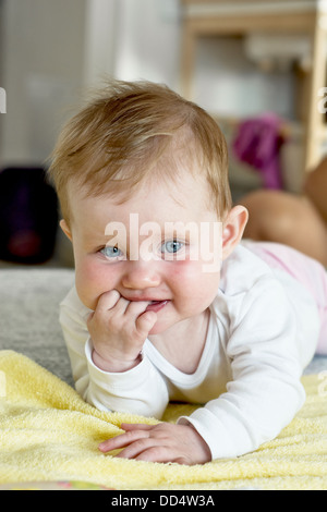 Niedlichen kaukasischen auf Bauch liegend und schaut sich um. Stockfoto