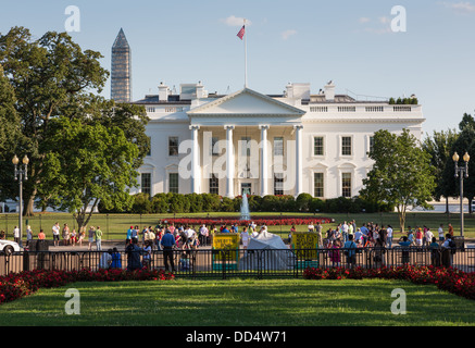 Massen an der Pennsylvania Avenue in Washington DC vor dem Weißen Haus Stockfoto