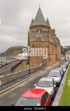 Aberystwyth University alten College Gebäude an bewölkten Tag stand groß und stark gegen stumpf Stimmungsvoller Himmel Stockfoto