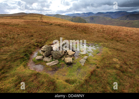 Gipfel Cairn Wetter Hügel fiel, Nationalpark Lake District, Cumbria County, England, UK. Stockfoto