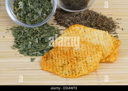 Gebackene Kartoffelchips mit mediterranen Kräutern Stockfoto