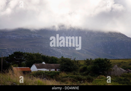 Reetdachhaus und Hügeln von Donegal Ireland Stockfoto