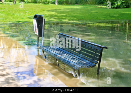 Eine Bank in einem überfluteten Park in Amsterdam Stockfoto