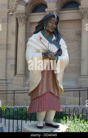 Eine Statue von Kateri Tekakwitha außerhalb St. Francis Kathedrale Basilica in Santa Fe, New Mexico. Stockfoto