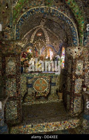 Guernsey 2013. Die kleine Kapelle. dekoriert mit gebrochenen Keramik Stockfoto