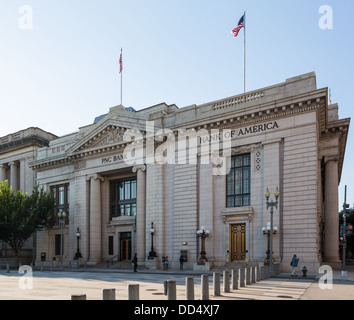 PNC Bank und Bank of America Zweige im selben Gebäude in Washington DC, USA Stockfoto