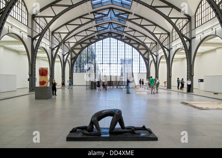 Skulpturen im Körper Druck Ausstellung im Hamburger Bahnhof Museum für Kunst in Berlin Deutschland Stockfoto